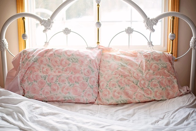 加湿器と温湿度計が置かれた寝室 快適な睡眠環境 やわらかい照明