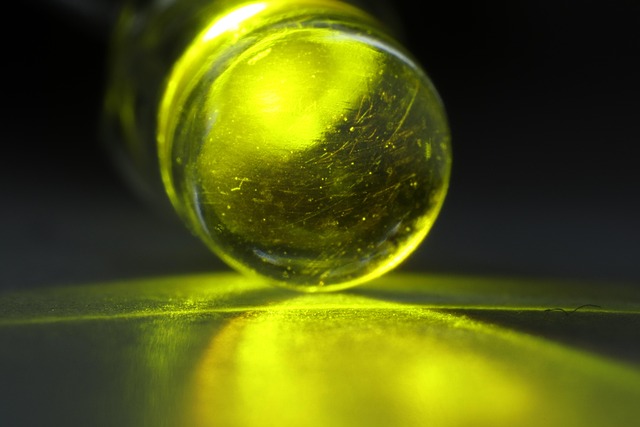 家庭でDIY改善をする様子 LED電球の交換 収納の整理